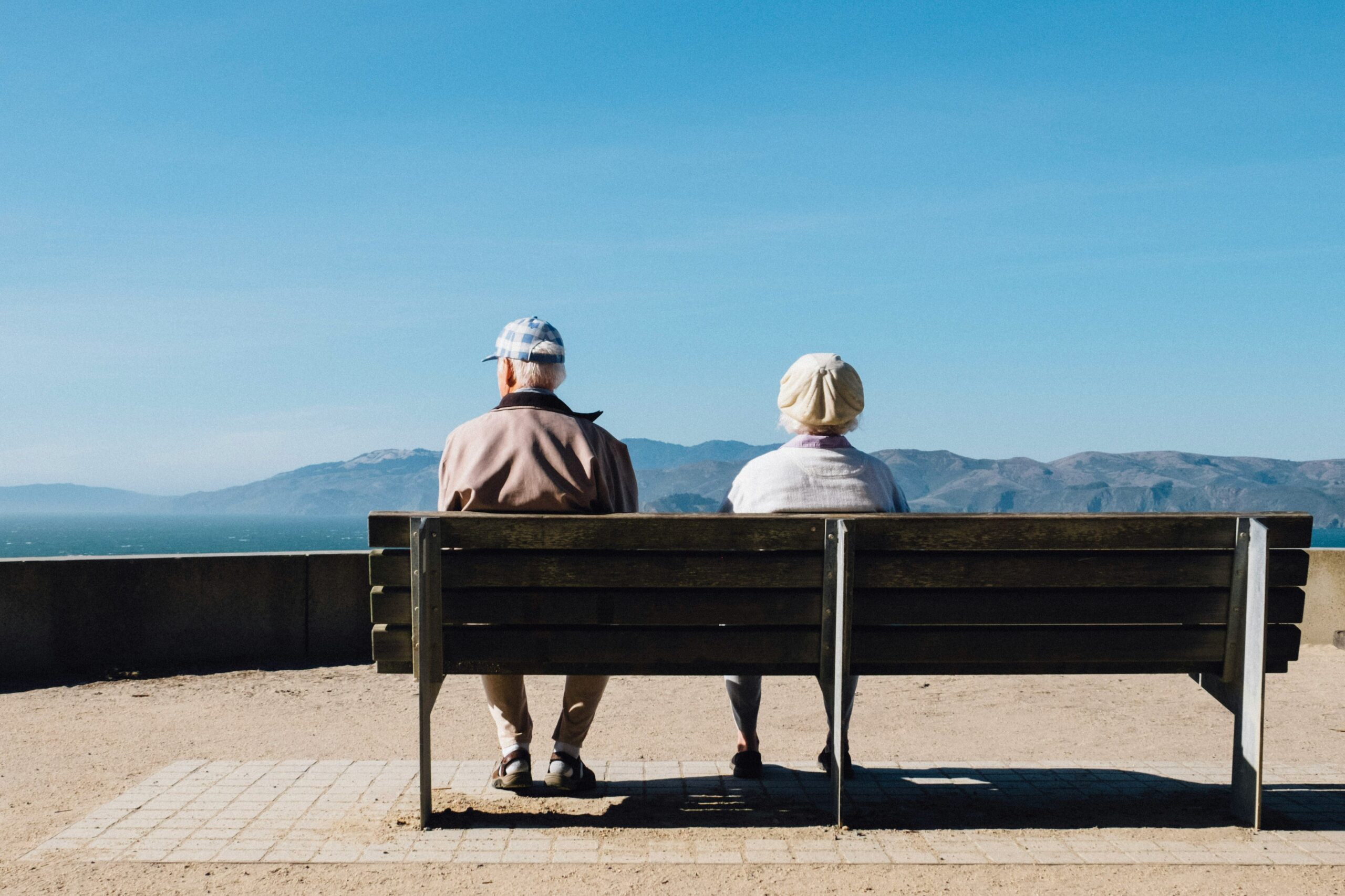 how to support dementia patients - couple sitting on a bench